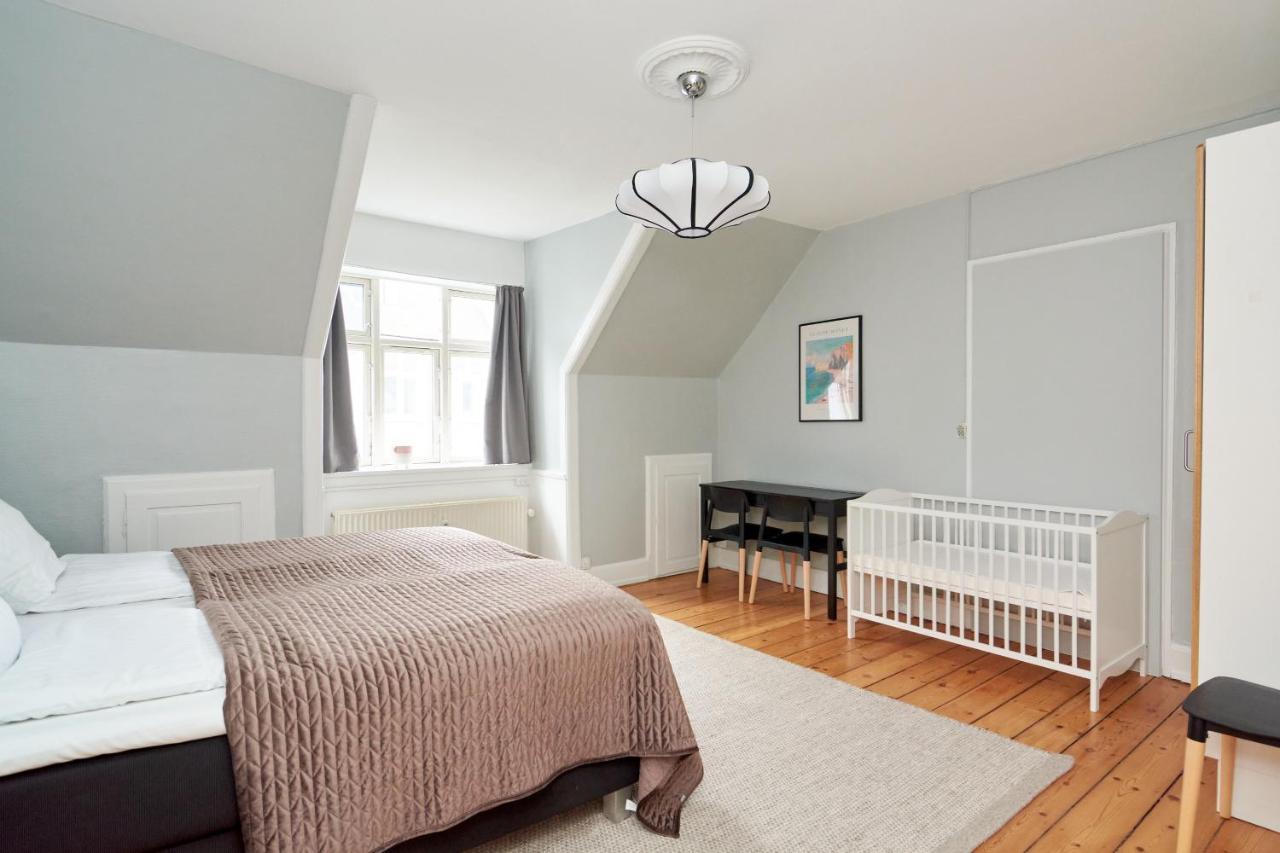 Stylish 5 Person In Vibrant Urban Area Kopenhagen